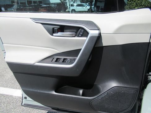 Used 2023 Toyota RAV4 XLE Premium image 19