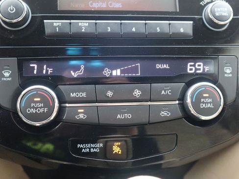 Used 2015 Nissan Rogue SV w/ SV Moonroof Package image 70