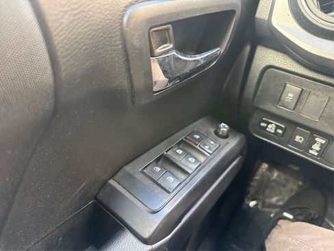 Used 2020 Toyota Tacoma TRD Off-Road w/ Technology Package AWD/4WD image 24