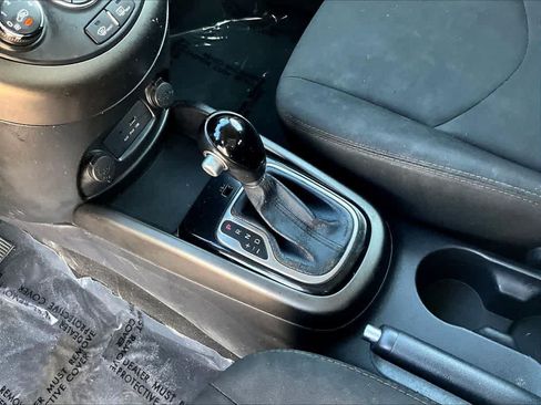 Used 2013 Kia Soul + FWD image 18