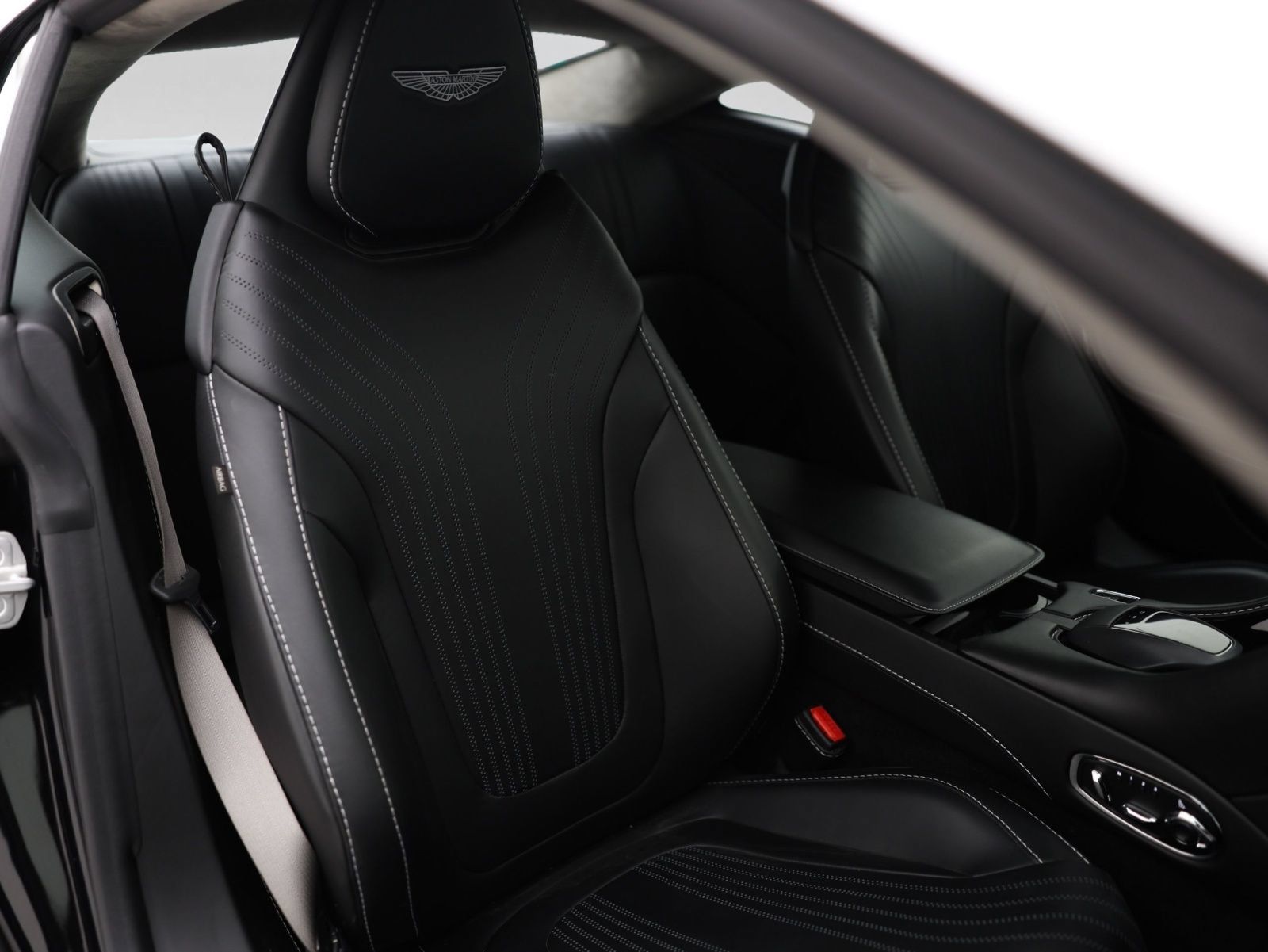 Used 2018 Aston Martin DB11 V12 RWD image 19
