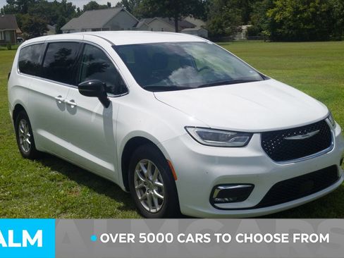 Used 2024 Chrysler Pacifica Touring-L FWD image 2