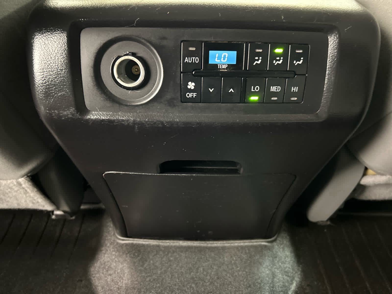 Used 2015 Toyota Sequoia SR5 AWD/4WD image 10