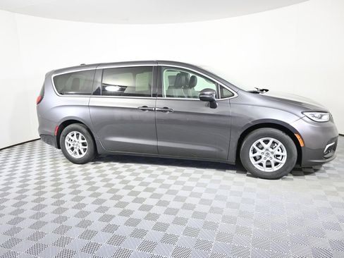Used 2023 Chrysler Pacifica Touring-L FWD image 8