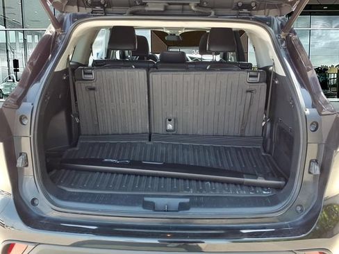 Used 2021 Toyota Highlander XLE AWD/4WD image 12