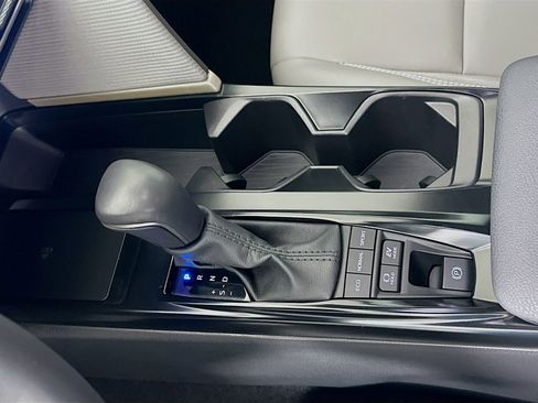 Used 2025 Toyota Camry SE image 17