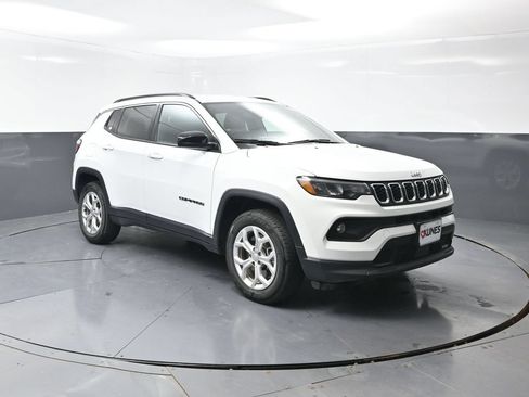 Used 2024 Jeep Compass Latitude AWD/4WD image 5