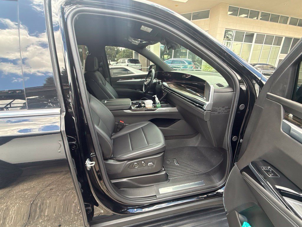 Used 2025 Cadillac Escalade Luxury RWD image 4
