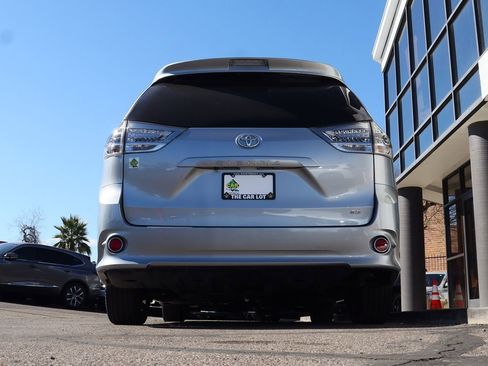 Used 2017 Toyota Sienna SE Premium image 12