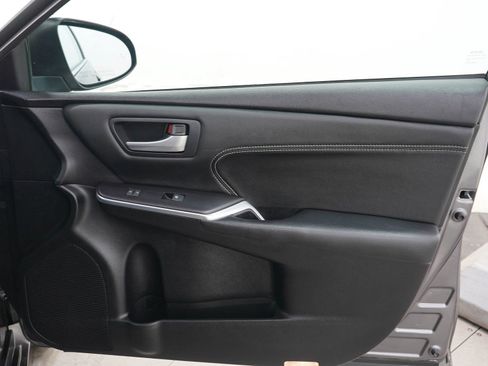 Used 2016 Toyota Camry XLE w/ Moonroof Package FWD image 9