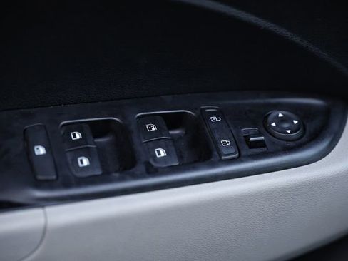 Used 2025 Hyundai Venue SEL FWD image 16