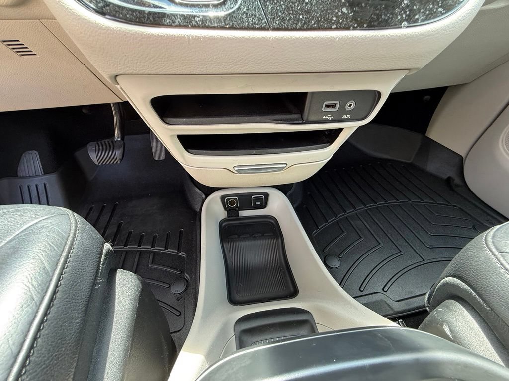 Used 2018 Chrysler Pacifica Touring-L FWD image 31