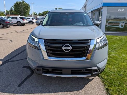 Used 2024 Nissan Pathfinder Platinum AWD/4WD image 3