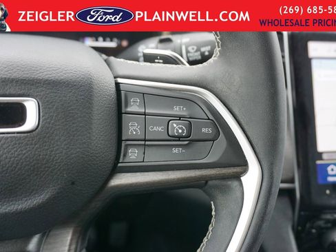 Used 2023 Jeep Grand Cherokee Limited image 25