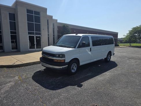 Used 2017 Chevrolet Express 3500 LT w/ LT Preferred Equipment Group RWD image 4