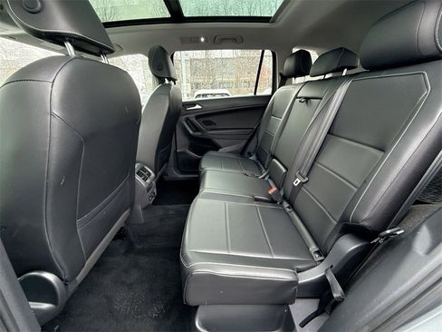 Used 2021 Volkswagen Tiguan SE w/ Panoramic Sunroof Package image 24