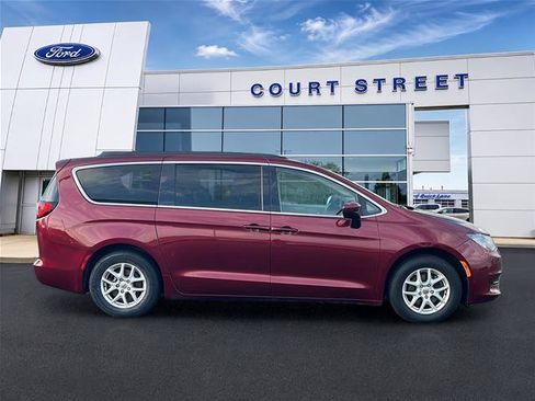 Used 2021 Chrysler Voyager Lxi FWD image 4