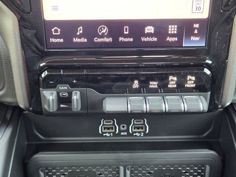 New 2026 RAM 2500 Laramie AWD/4WD image 18