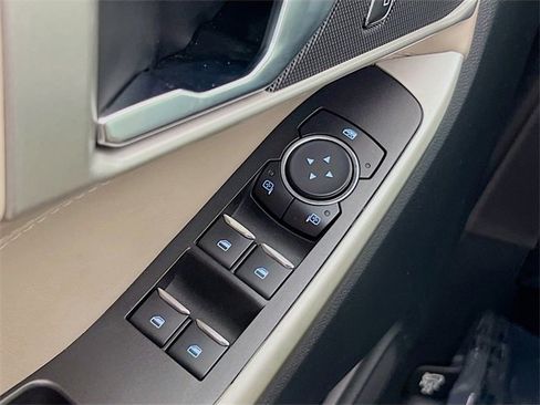 Used 2022 Ford Explorer XLT image 17