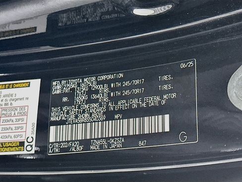 Used 2025 Toyota 4Runner SR5 AWD/4WD image 12