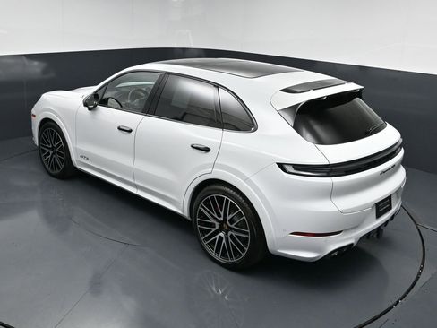 Certified 2025 Porsche Cayenne GTS AWD/4WD image 14