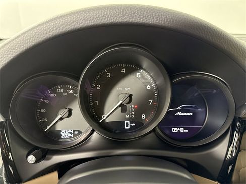 Certified 2025 Porsche Macan image 37