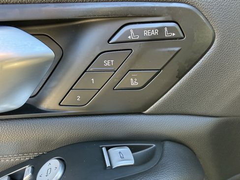 Used 2022 BMW X7 xDrive40i w/ Premium Package image 11