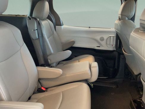 Used 2026 Toyota Sienna XLE FWD image 38