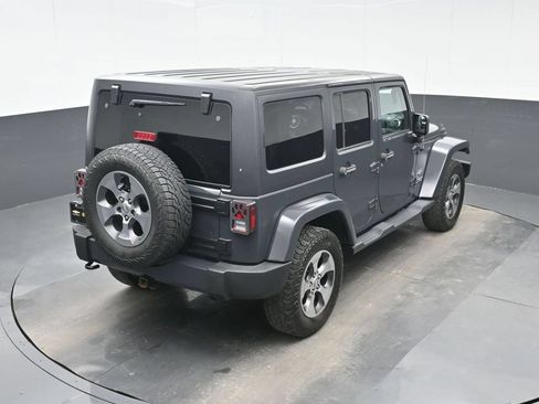 Used 2017 Jeep Wrangler Unlimited Sahara w/ Dual Top Group AWD/4WD image 21