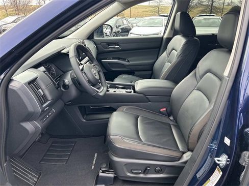 Used 2025 Nissan Pathfinder SL image 23
