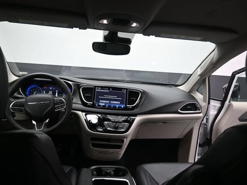 Used 2024 Chrysler Pacifica Touring-L FWD image 7
