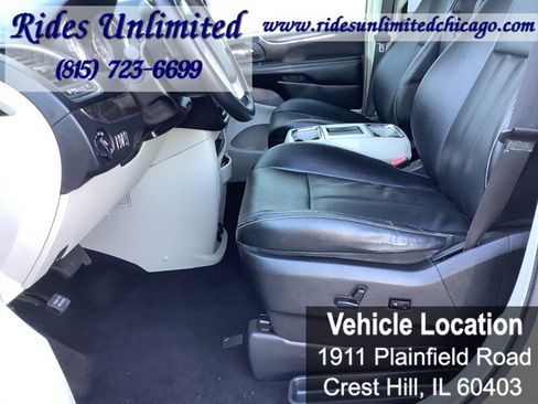 Used 2014 Chrysler Town & Country Touring FWD image 19