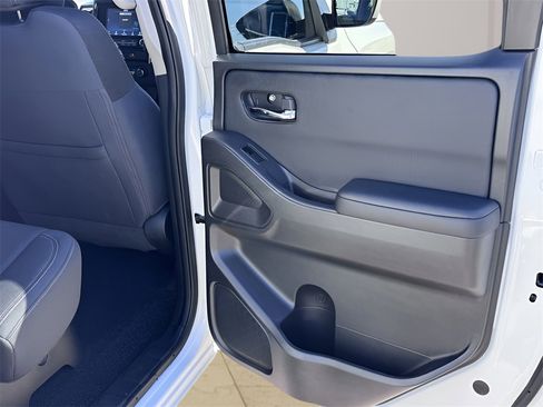 Used 2024 Nissan Frontier SV image 27
