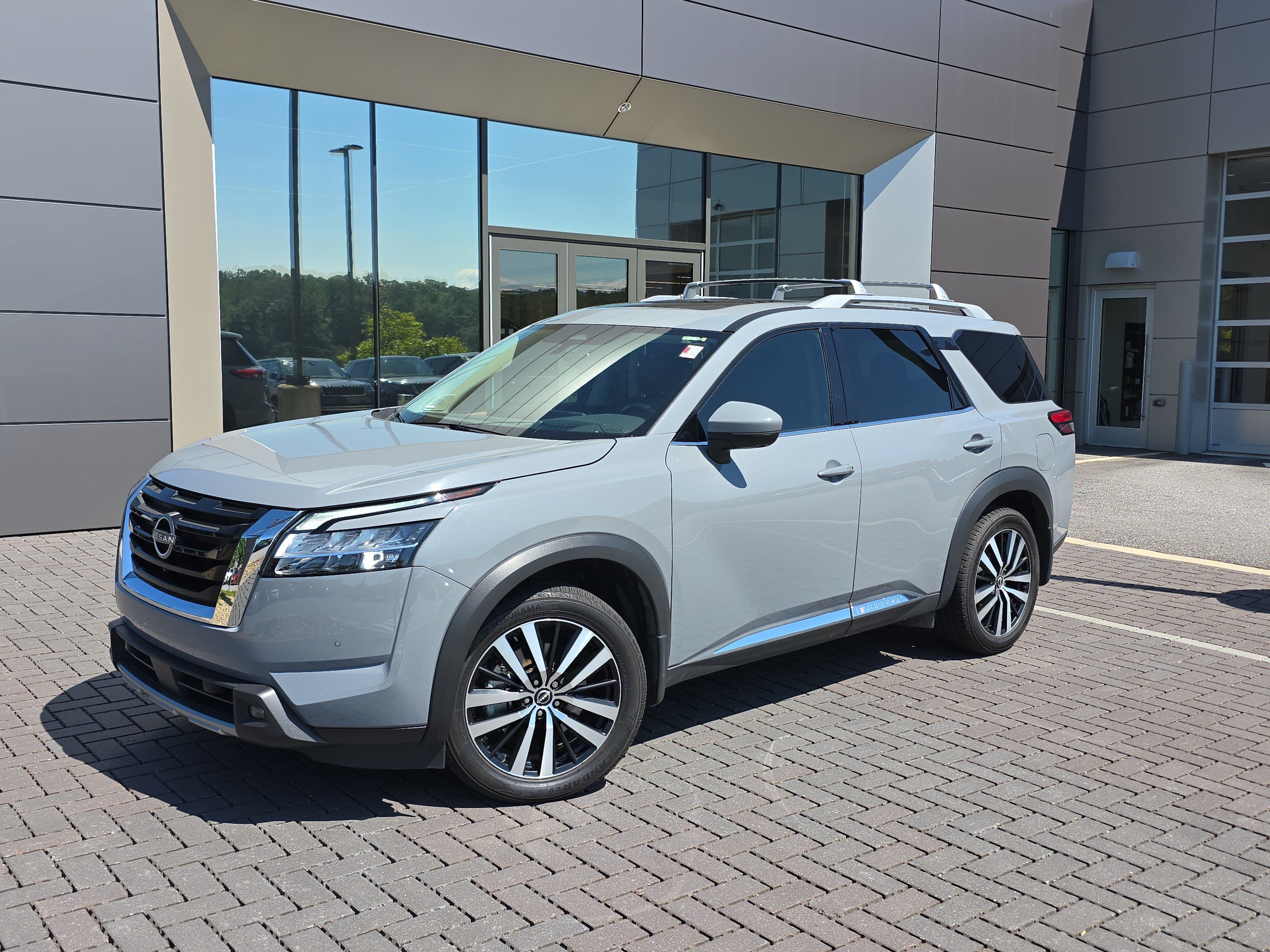 Used 2024 Nissan Pathfinder Platinum w/ Cargo Package AWD/4WD image 1