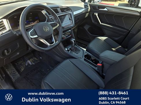 Used 2023 Volkswagen Tiguan SE w/ Panoramic Sunroof Package FWD image 9