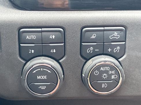 Used 2024 Chevrolet Silverado 1500 LT Trail Boss w/ LT Trail Boss Premium Package AWD/4WD image 33