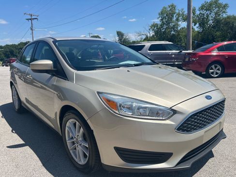 Used 2018 Ford Focus SE FWD image 3