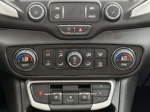 Used 2022 GMC Terrain SLT w/ Infotainment Package II AWD/4WD image 14