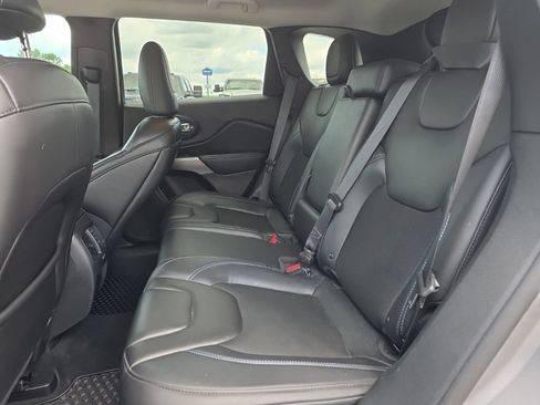Used 2019 Jeep Cherokee Latitude Plus w/ Cold Weather Group AWD/4WD image 10