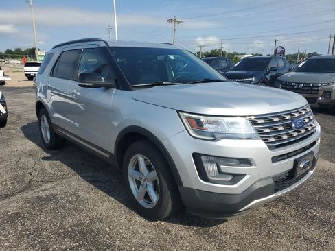 Used 2017 Ford Explorer XLT w/ Equipment Group 202A AWD/4WD image 3