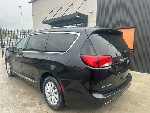 Used 2018 Chrysler Pacifica Touring-L Plus FWD image 5