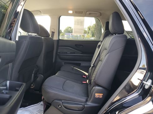 Used 2024 Nissan Pathfinder SV image 12