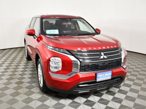 Used 2024 Mitsubishi Outlander ES AWD/4WD image 3