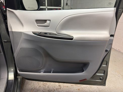Used 2014 Toyota Sienna LE image 20