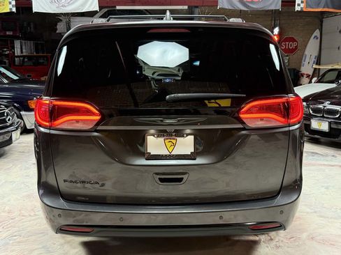 Used 2019 Chrysler Pacifica Touring-L Plus w/ Advanced Safetytec Group FWD image 8
