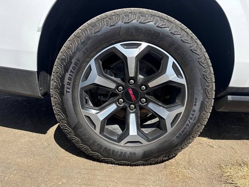 Used 2026 GMC Yukon XL AT4 w/ AT4 Premium Plus Package AWD/4WD image 3