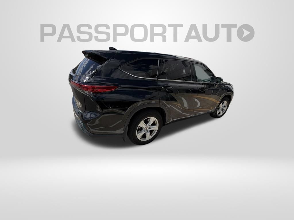 Used 2021 Toyota Highlander LE AWD/4WD image 7