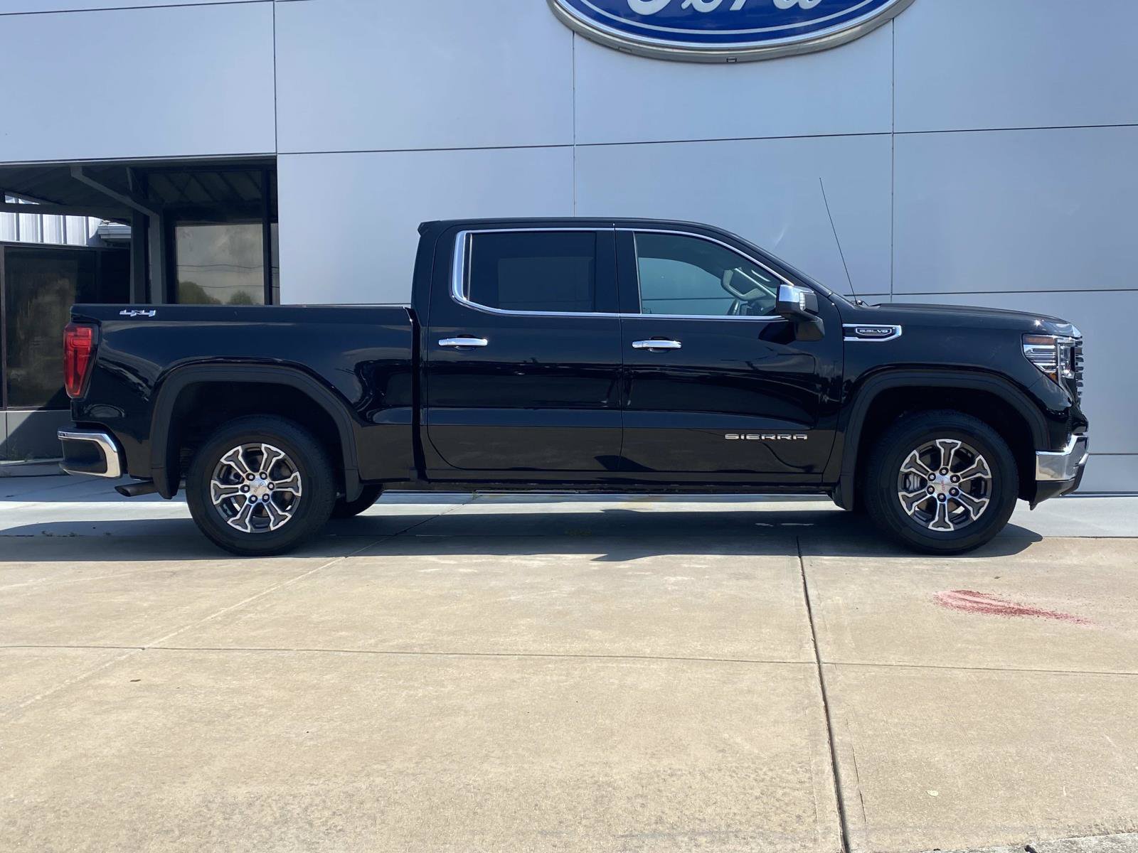 Used 2025 GMC Sierra 1500 SLT AWD/4WD image 3