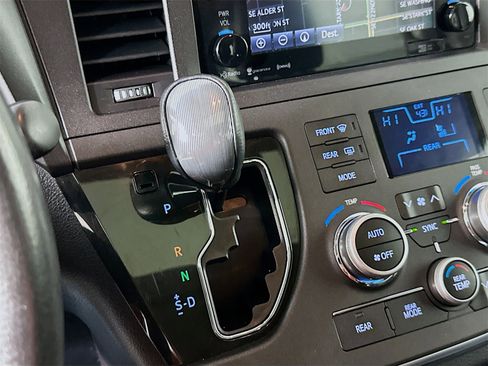 Used 2016 Toyota Sienna L image 18