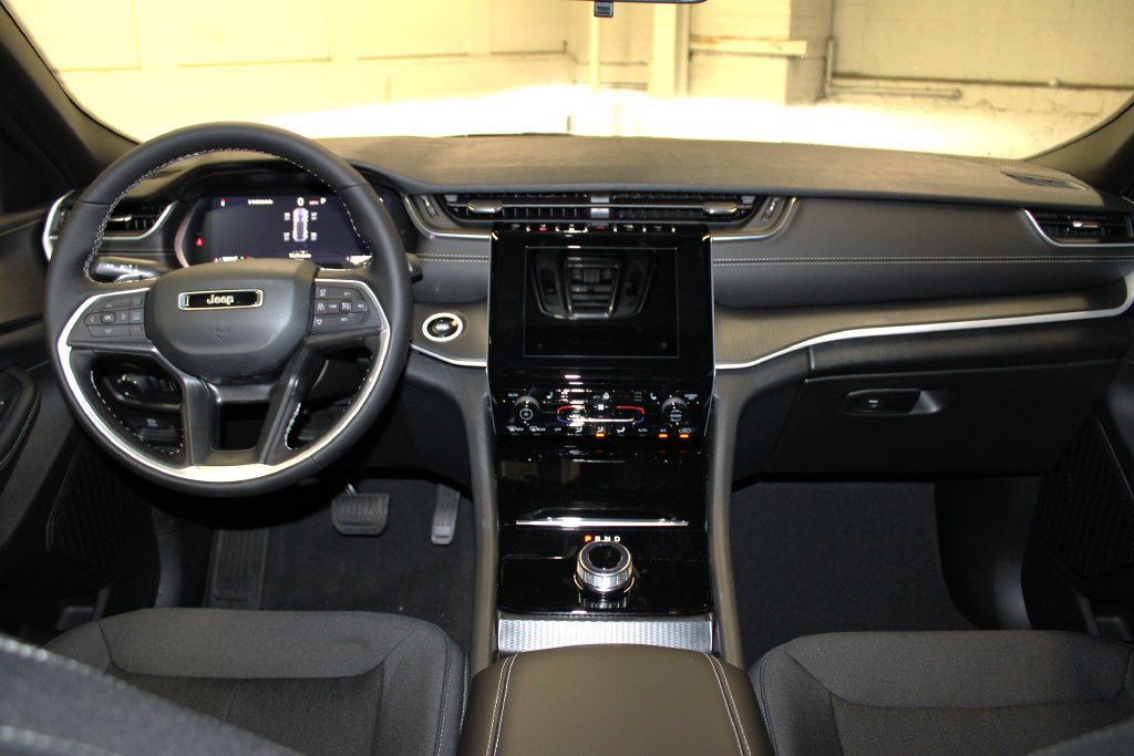 New 2025 Jeep Grand Cherokee Laredo w/ Luxury Tech Group I AWD/4WD image 9